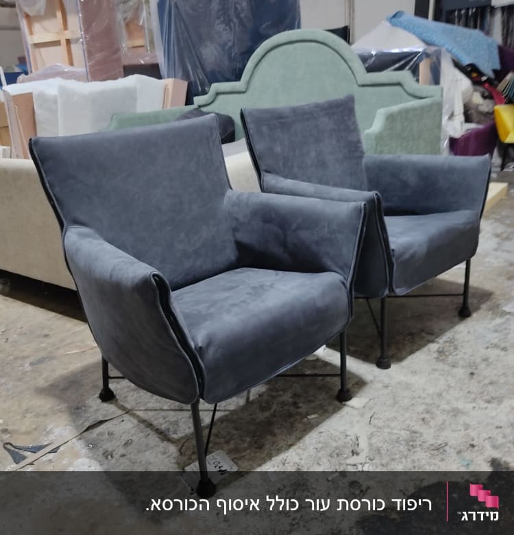 שני כורסאות מרופדות בבד אפור על רצפת בטון